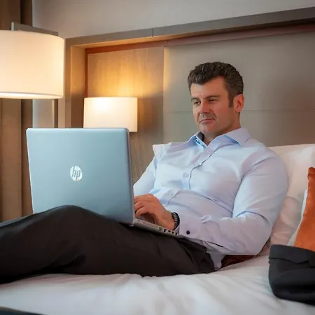 Clayton Hotel, Leeds 4*
