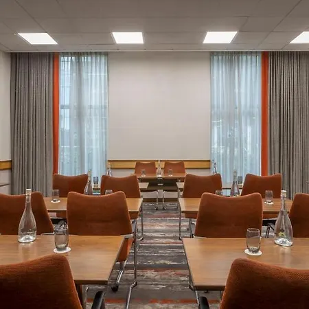 Clayton Hotel, Szálloda