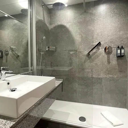 Clayton Hotel, Leeds