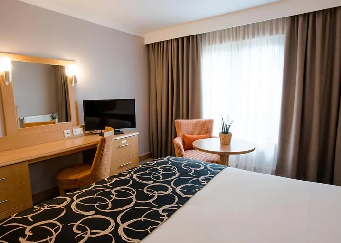 Clayton Hotel, Hotel